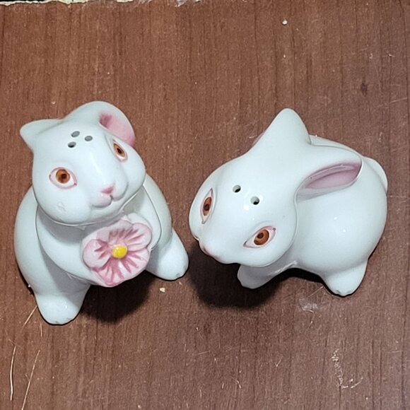 Avon Ceramic White Bunny Rabbit Salt and Pepper Shaker Set 1983 - Picture 8 of 13